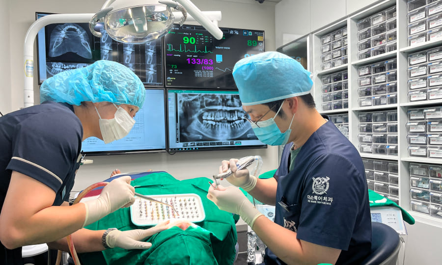 더스퀘어치과 | 수술 경험과 데이터가 풍부한 임플란트 전문병원